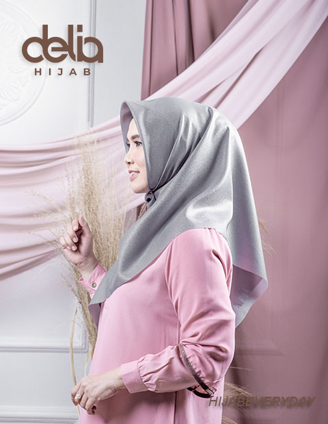 Jilbab Syari Segi Empat - Deskha Afiiya - Delia Hijab