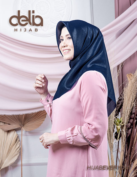 Jilbab Syari Segi Empat - Deskha Afiiya - Delia Hijab
